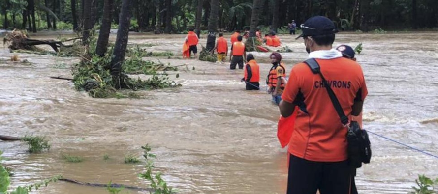 Más de 6,500 aldeanos fueron evacuados de viviendas en varias poblaciones inundadas y...