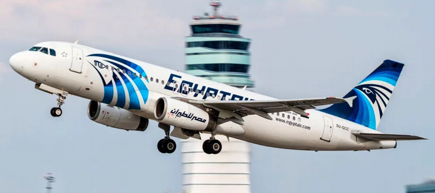 Una fuente oficial de Egyptair confirmó que el vuelo, un Airbus A220-300 con el...