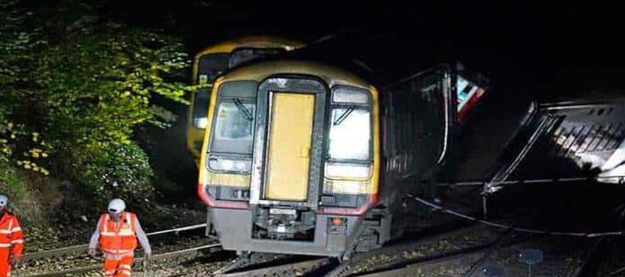 La empresa Network Rail indicó que el vagón trasero de un tren de pasajeros se...