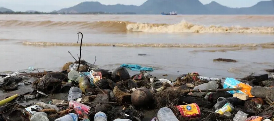 "Si no actuamos ya, en 2050 el volumen total de los residuos plásticos superará...