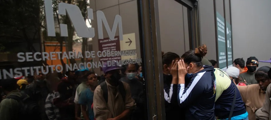 México vive una ola migratoria sin precedentes al registrar 123,000 solicitudes de asilo...