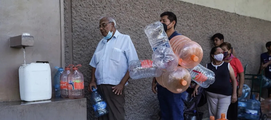 Los ciudadanos de grandes áreas de la ciudad de Monterrey, asolada por la sequía, han...