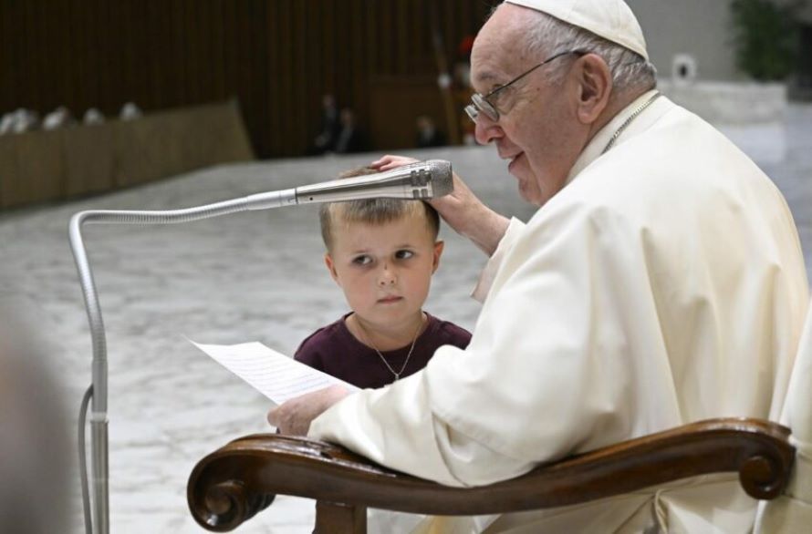 Al resumir en nuestro idioma su catequesis el Pontífice dijo a los queridos hermanos y...