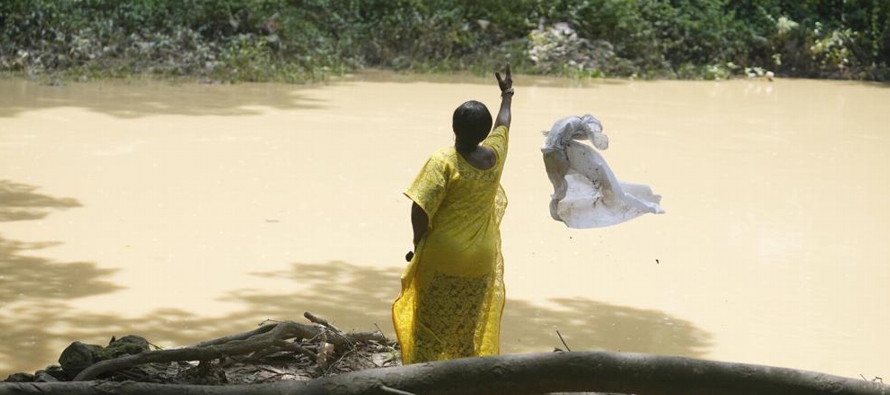 El río, que fluye a través del denso Bosque Sagrado Osun-Osogbo, es venerado por su...