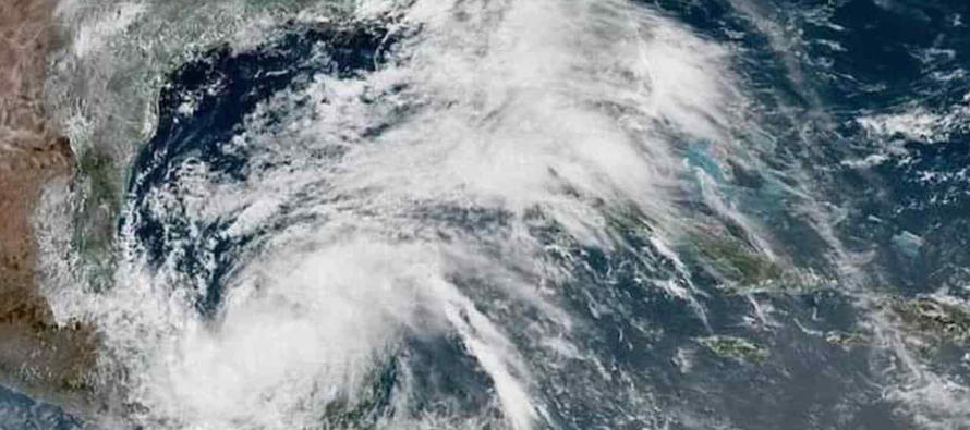 De acuerdo con las autoridades la posible tormenta tropical en el Golfo de México avanza con...