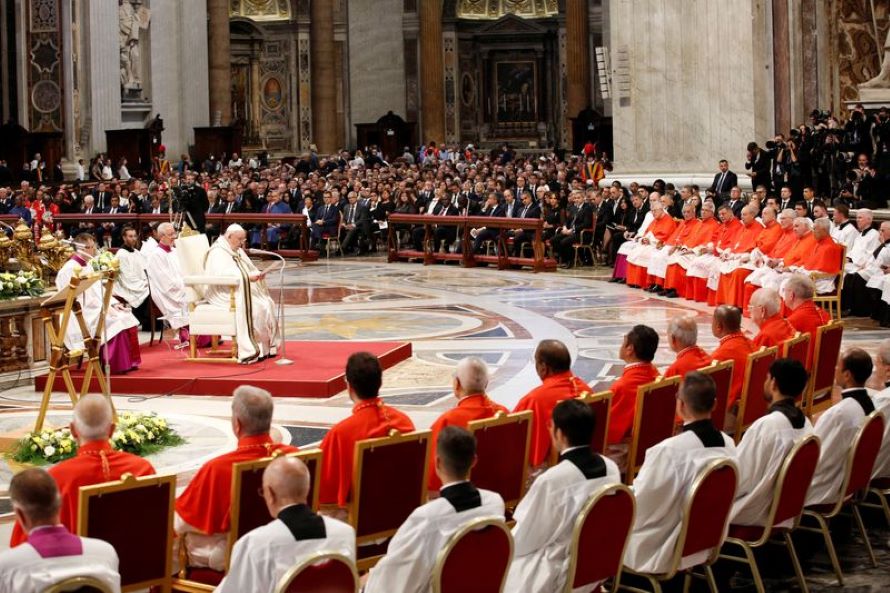 Francisco, de 85 años, presidió una ceremonia conocida como consistorio...
