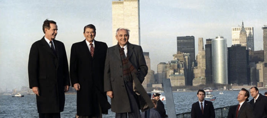 12. La firma fundamental. En diciembre de 1987 Reagan y Gorbachov firmaron el Tratado de...