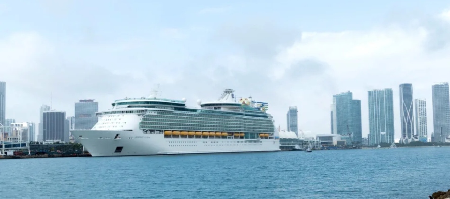 Royal Caribbean anunció este martes que comenzará "de inmediato" la...