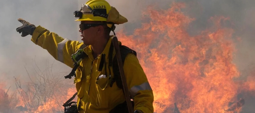 El incendio Route en Castaic, en el noroeste del condado Los Ángeles, ardía en unas...