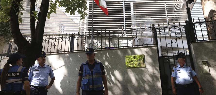 El gobierno albanés le dio el miércoles al personal de la embajada 24 horas para...