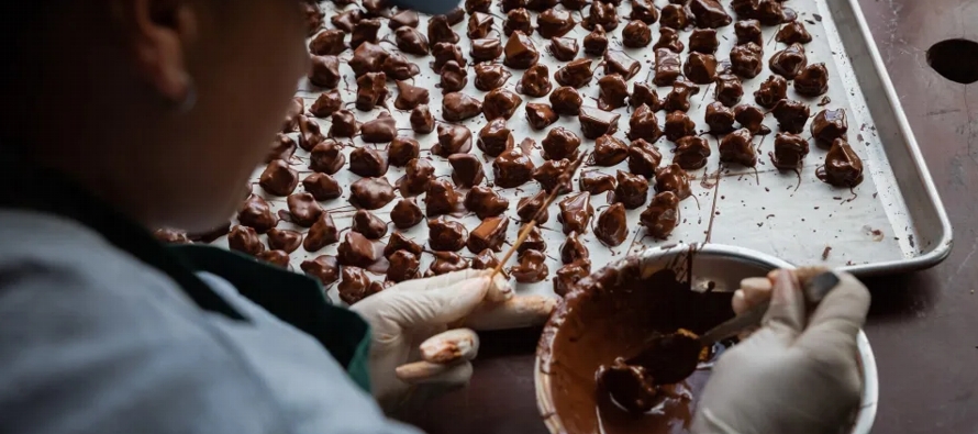 Para fabricar sus productos, los chocolateros en Venezuela, no necesitan importar cacao, pues se...