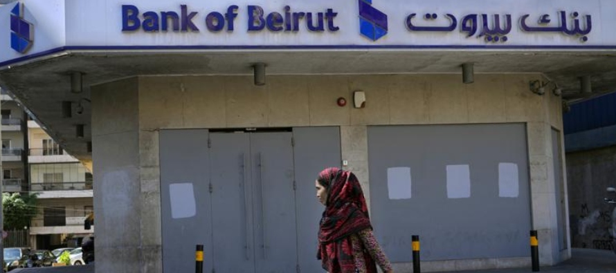 Los agobiados bancos libaneses habían cerrado por un período prolongado por...