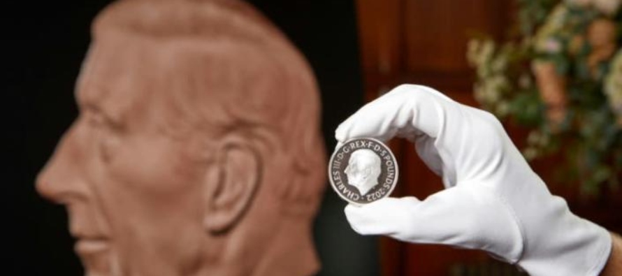 La otra cara de la moneda conmemorativa de 5 libras llevará dos nuevos retratos de la reina...