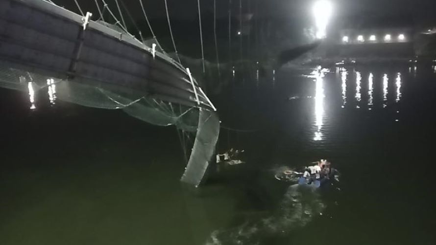 Al menos 60 personas murieron y varias resultaron heridas después de que un puente...