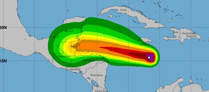 Belice emitió una alerta de huracán para toda su costa, mientras que Honduras hizo lo...
