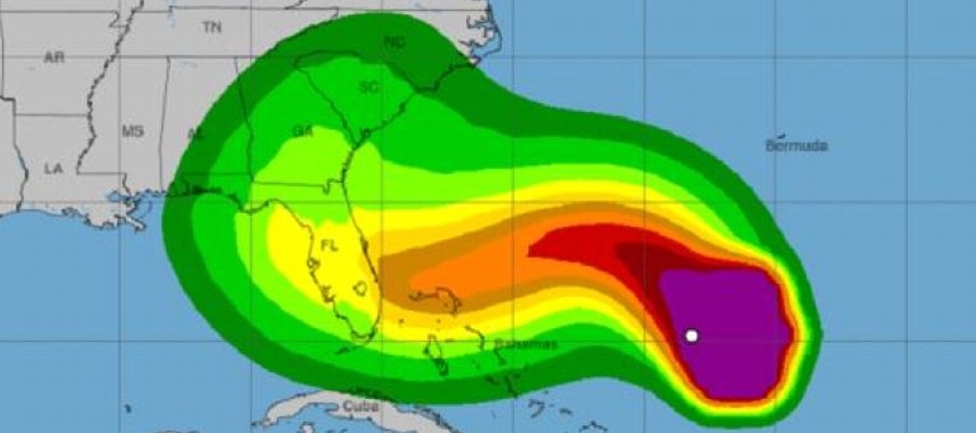 Se emitieron alertas de huracán para el noroeste de Bahamas y la costa atlántica de...
