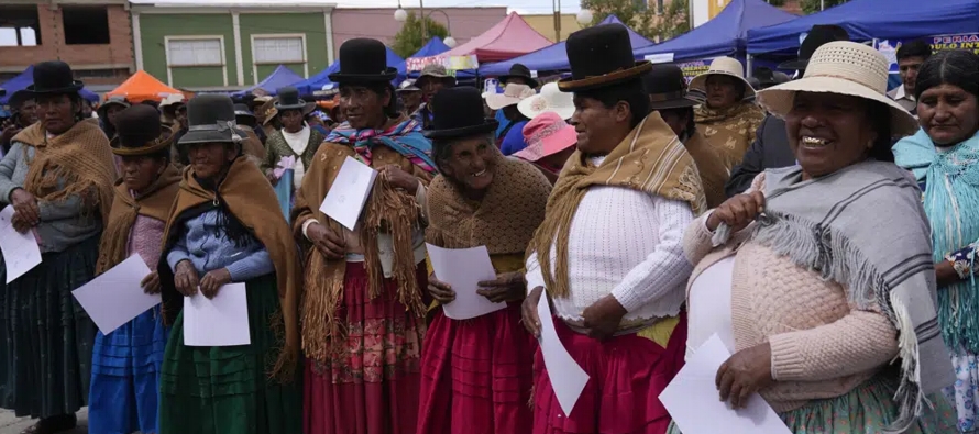 Cerca de un millar de indígenas se dieron cita el domingo en la plaza del pueblo de Pucarani...