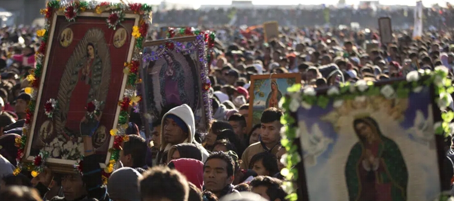 La Basílica de Guadalupe es visible a kilómetros de distancia. Su cuerpo es redondo y...