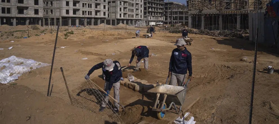 Las cuadrillas de obreros han estado excavando en el sitio desde que fue descubierto en enero,...