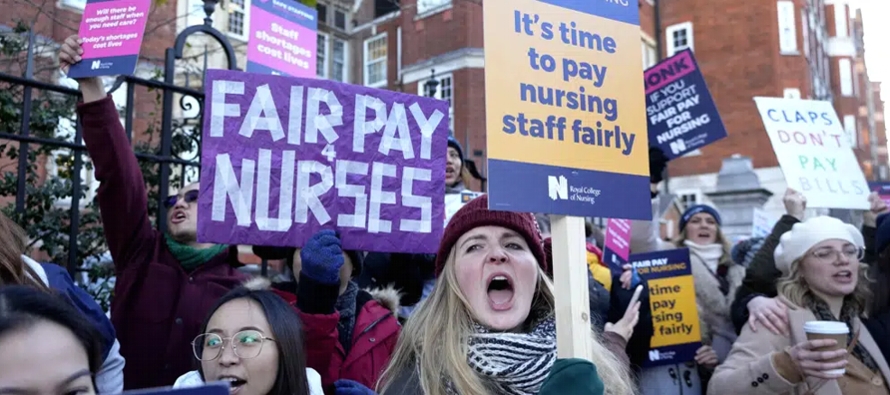 El Royal College of Nursing exige un aumento salarial de 5% por arriba de la inflación,...