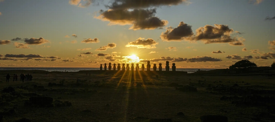 Aquí el moai es el recuerdo de quien alguna vez fue piel y hueso. Palabra y música....