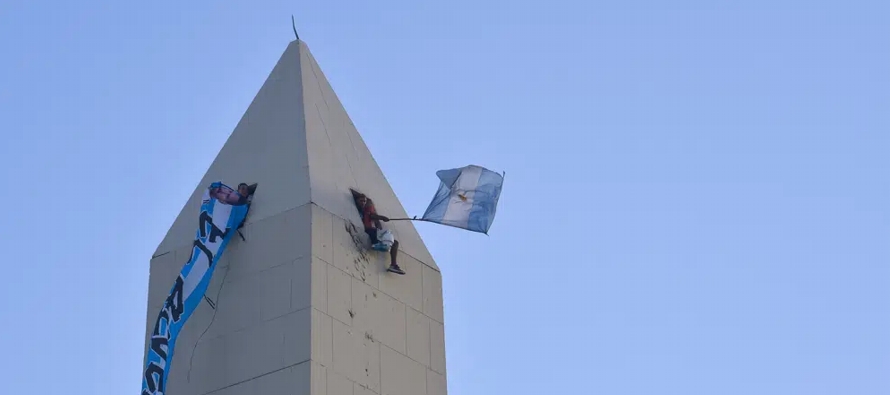 Muchos fanáticos pasaron la noche en las inmediaciones del Obelisco en Buenos Aires, el...