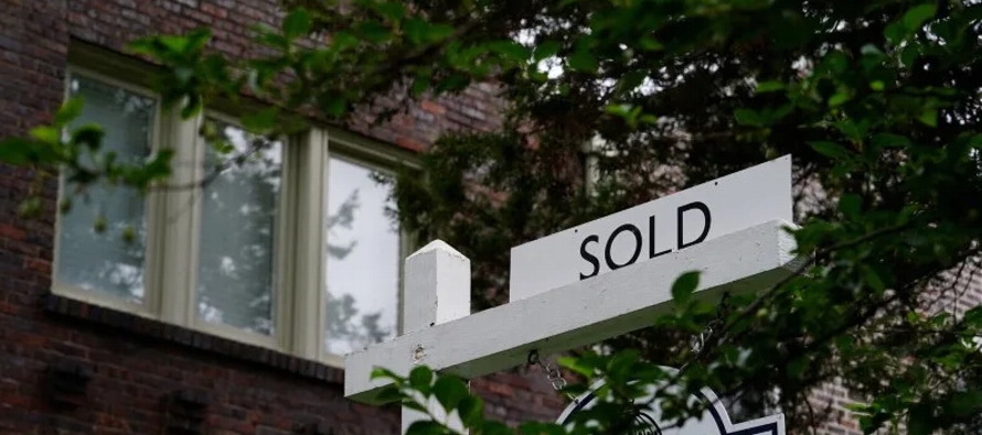 Las ventas de viviendas usadas bajaron un 7,7% a una tasa anual desestacionalizada de 4,09 millones...