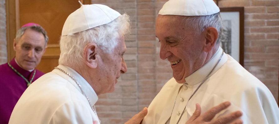 El papa Francisco hizo sonar la alarma sobre la salud de Benedicto XVI, de 95 años, cuando...