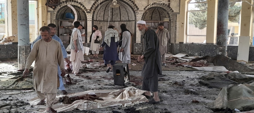 El incidente se produjo con docenas de fieles en el interior de la mezquita para el rezo del...
