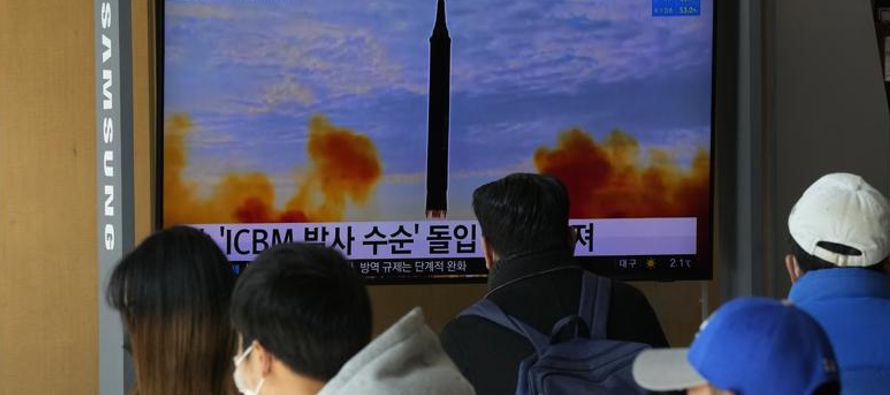 Corea del Norte disparó el domingo un supuesto misil balístico hacia el mar, dijeron...