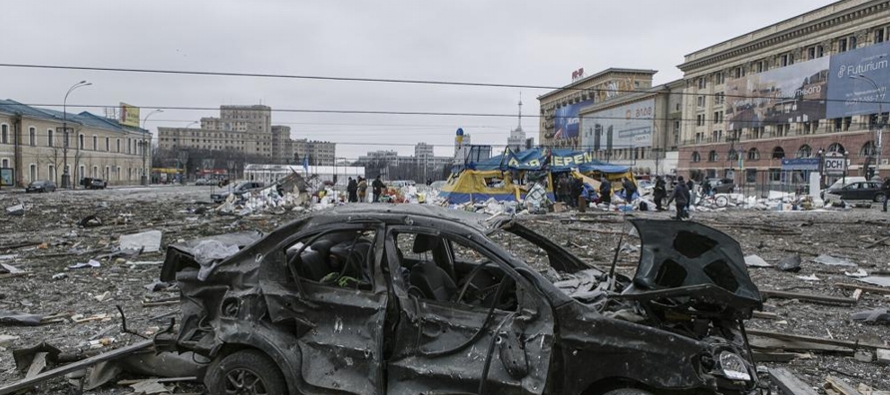 El presidente de Ucrania, Volodymyr Zelenskyy, dice que un misil ruso alcanza una plaza del centro...