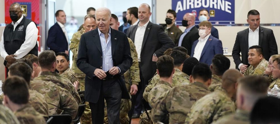 Biden también visitó a algunos de los miles de soldados estadounidenses apostados en...