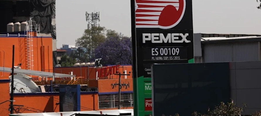Pemex, considerada la petrolera más endeudada del mundo, redujo su deuda financiera total...