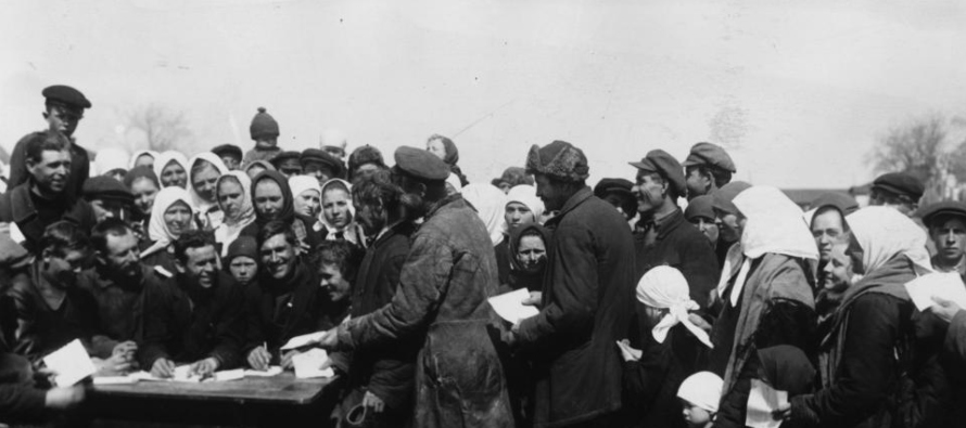 En 1933, mientras los campesinos morían de hambre, el gobierno soviético...
