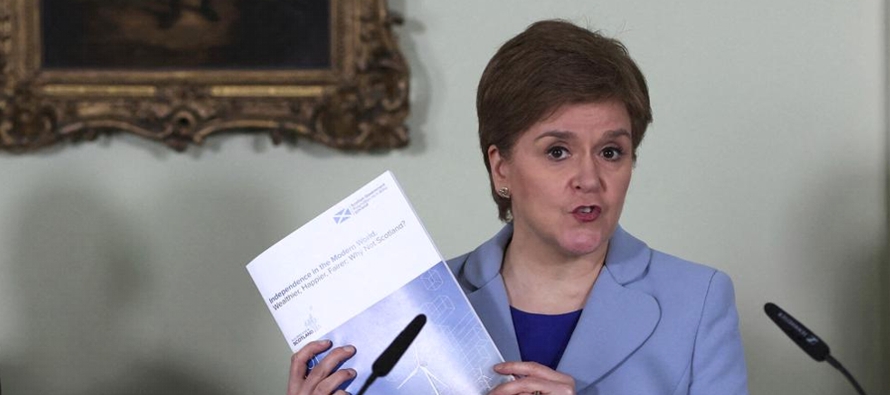 Sturgeon, quien encabeza el Partido Nacional Escocés y el gobierno descentralizado de...