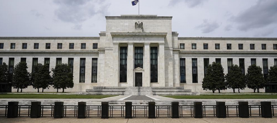 Otros bancos centrales en el mundo también están actuando prontamente para tratar de...