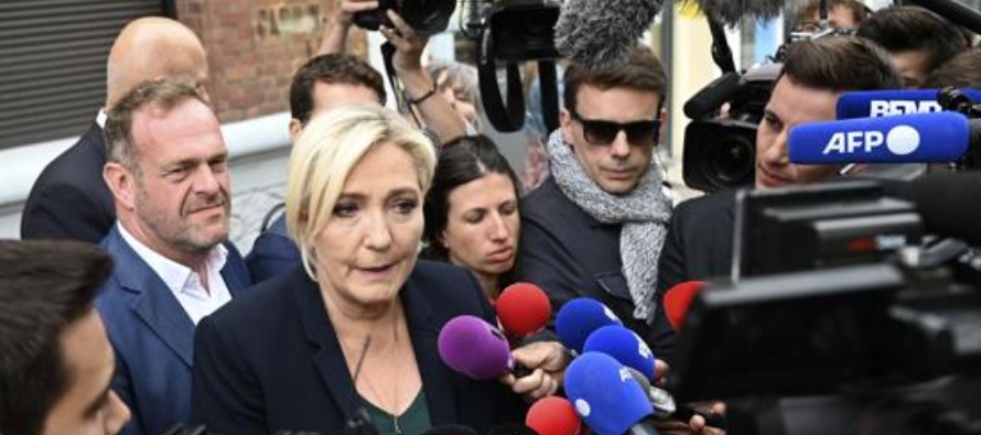 “Macron es ahora un presidente minoritario”, exclamó jubilosa Le Pen el lunes en...