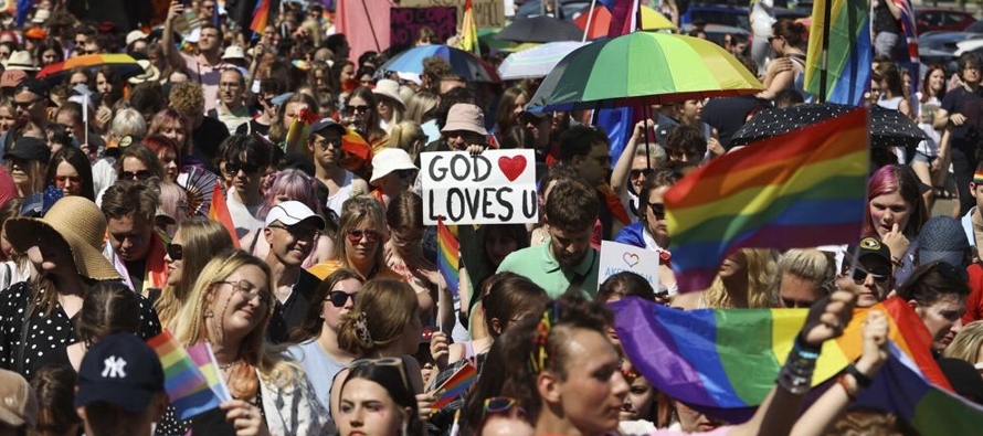 El sábado el principal evento de orgullo gay en Ucrania tuvo lugar al mismo tiempo que el de...