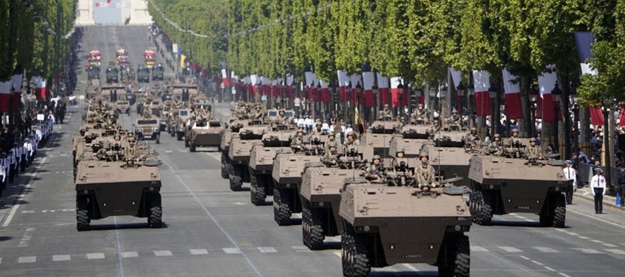 Francia celebró su feriado Día Nacional el jueves con el desfile de miles de tropas...