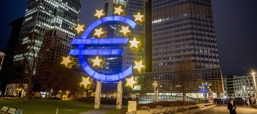 La inflación anual en la eurozona, formada por 19 de las 27 naciones del bloque,...