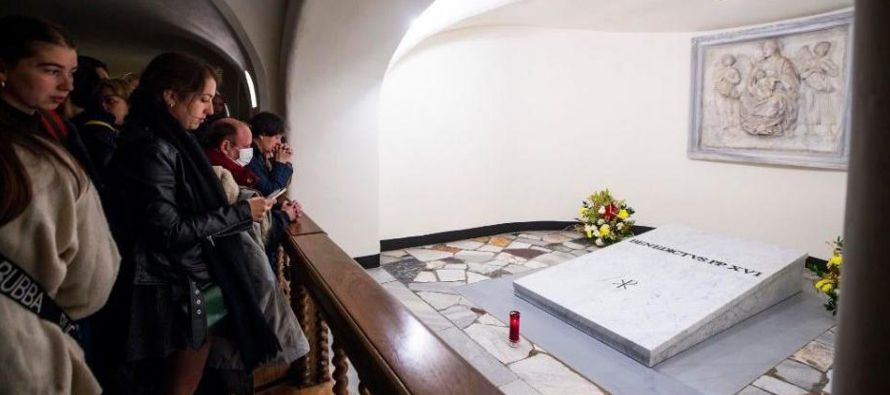 El público ahora podrá visitar la tumba del papa Benedicto XVI en las grutas bajo la...