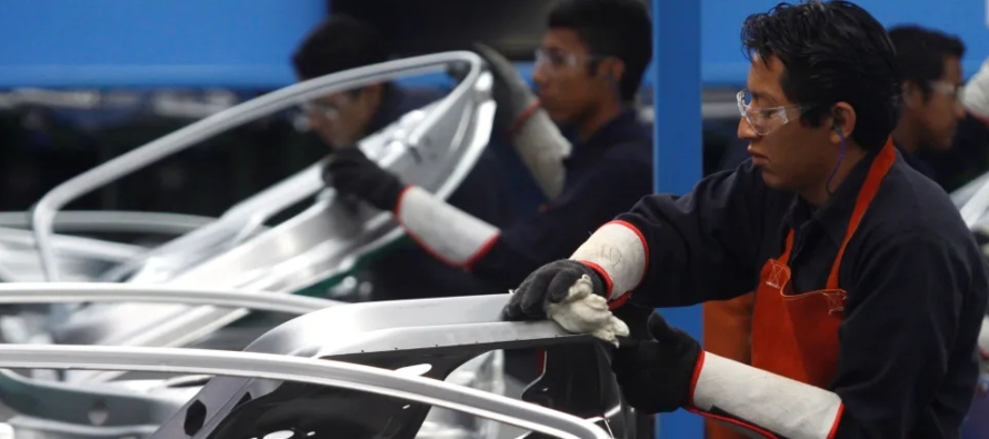 La importancia de la industria automotriz en México radica en que representa casi 4 % del...