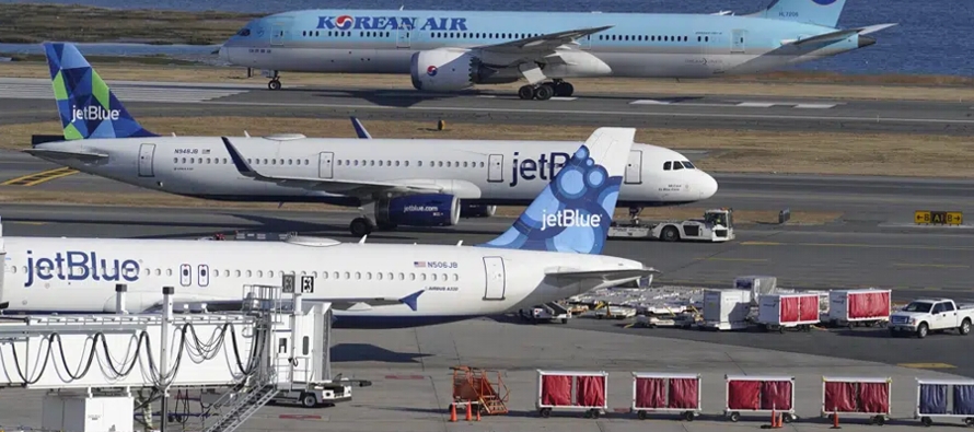 Según el sitio web de seguimiento de vuelos FlightAware, hubo 636 retrasos hacia, dentro o...