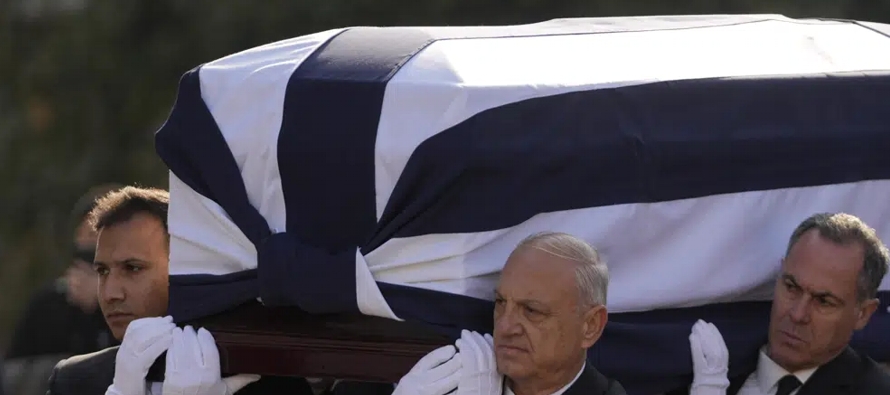 El ataúd, envuelto con la bandera griega, fue colocado en una carroza para el viaje a Tatoi,...