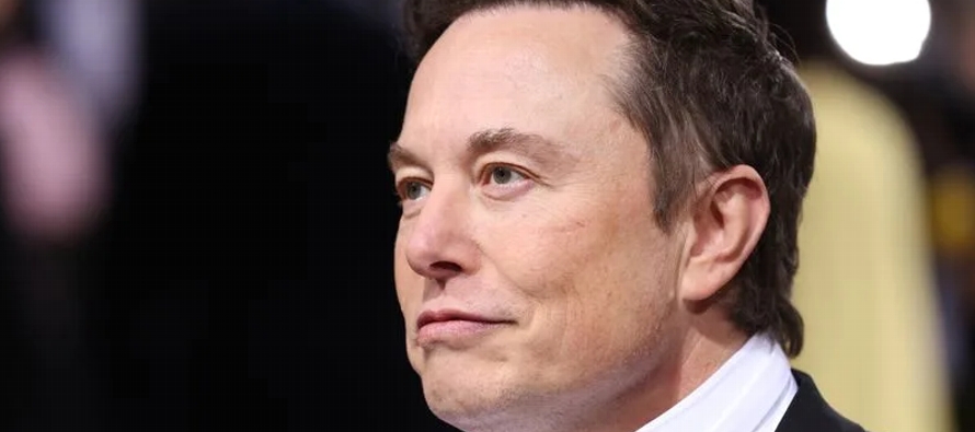 La demanda pide que se indemnice a los accionistas que compraron o vendieron acciones de Tesla en...