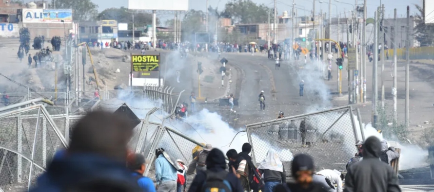 Policías y militares peruanos repelieron este jueves un intento de toma del aeropuerto de...