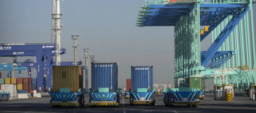 La espina dorsal de la “terminal inteligente” del puerto de Tianjin, al este de...