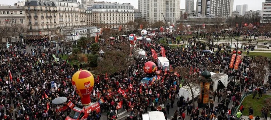 Enormes multitudes marcharon por ciudades de toda Francia para denunciar una reforma que eleva dos...