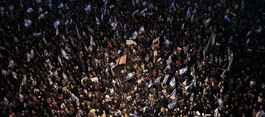Los manifestantes marcharon en dos lugares en la ciudad costera central de Tel Aviv, ondeando...