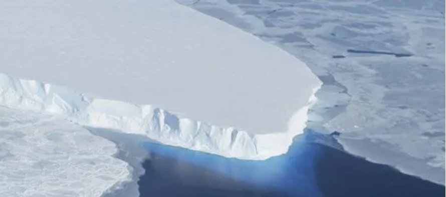 Los científicos que estudian el glaciar Thwaites de la Antártida -apodado como el...